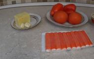 Yengeç çubukları, domates, salatalık ve eritilmiş peynirli salata