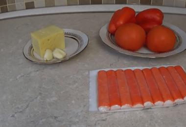 Ensalada con palitos de cangrejo, tomates, pepinos y queso derretido