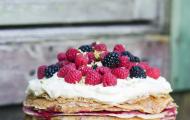 삶은 연유로 팬케이크 케이크 요리하기 : 조리법, 팬케이크와 크림 만드는 비법 연유로 얇은 팬케이크로 만든 케이크