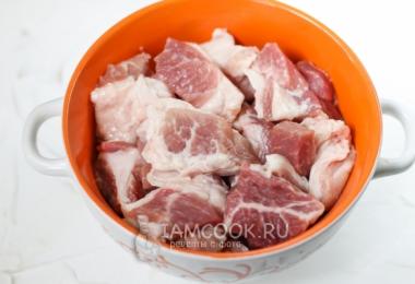 Folyoda bütün parça halinde pişmiş domuz eti, büyük bir parça halinde fırında pişirin.
