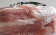 Kraliyet lezzeti: evde yumuşak haşlanmış domuz eti Bal kabuklu fırında domuz eti - adım adım tarif